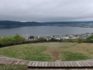 諏訪湖を臨む